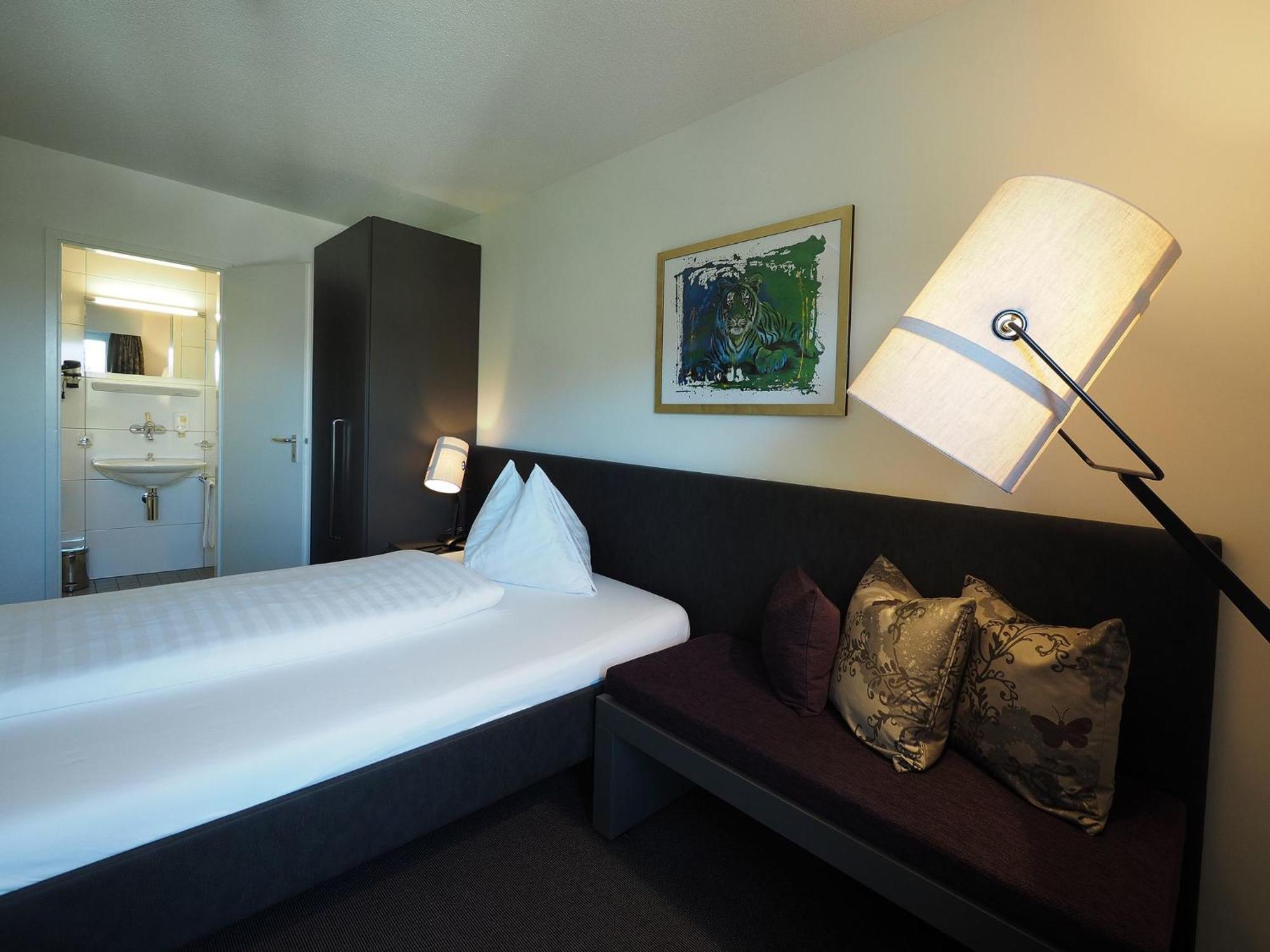 Hotel Holiday Thun Phòng bức ảnh